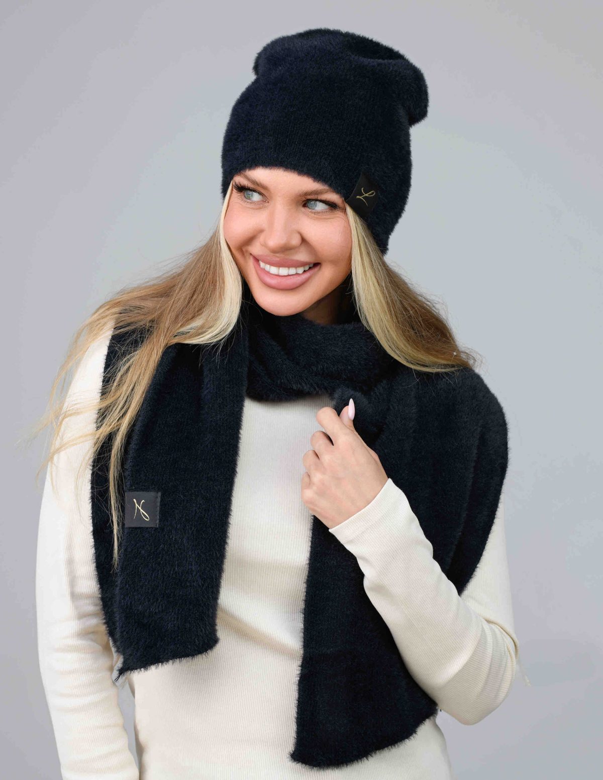 Komplety Czapki Damskie_ paczka 12 szt _1 kolor 5538889